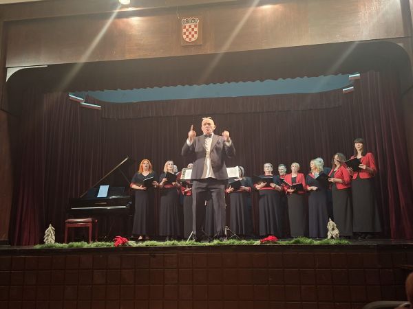 Održan XVI. tradicionalni božićni koncert Gradskog zbora “Vila Velebita ” Održan XVI. tradicionalni božićni koncert Gradskog zbora “Vila Velebita ”