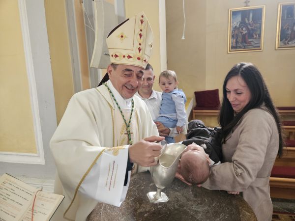 Biskup Marko Medo krstio peto dijete obitelji Delač u Otočcu Biskup Marko Medo krstio peto dijete obitelji Delač u Otočcu