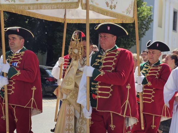 Proslava Tijelova u Gospiću u znaku poziva na dublje življenje Euharistije Proslava Tijelova u Gospiću u znaku poziva na dublje življenje Euharistije