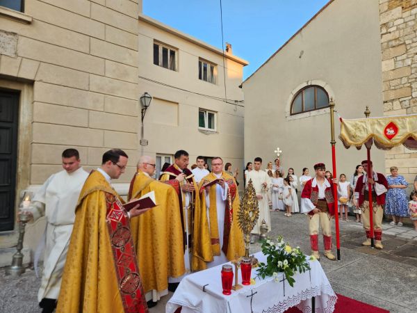 Senj svečano proslavio svetkovinu Tijela i Krvi Kristove Senj svečano proslavio svetkovinu Tijela i Krvi Kristove