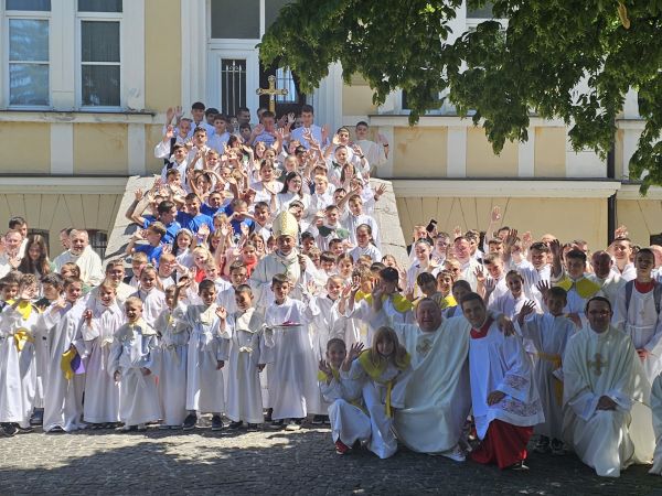 Biskupijski susret ministranata u Gospiću okupio gotovo 200 djece i mladih Biskupijski susret ministranata u Gospiću okupio gotovo 200 djece i mladih
