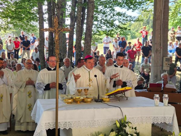 “Raj započinje već ovdje“: Blagdan Velike Gospe u Krasnu obilježen porukom nade i svjedočenja vjere “Raj započinje već ovdje“: Blagdan Velike Gospe u Krasnu obilježen porukom nade i svjedočenja vjere