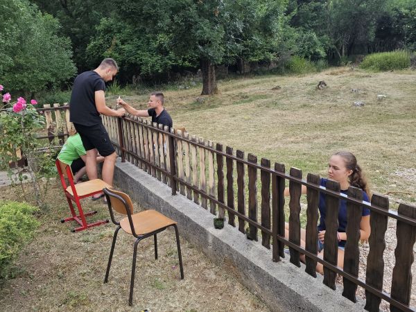 Članovi HKUD-a i mještani uređuju prostor za 5. Večer folklora u Širokoj Kuli
