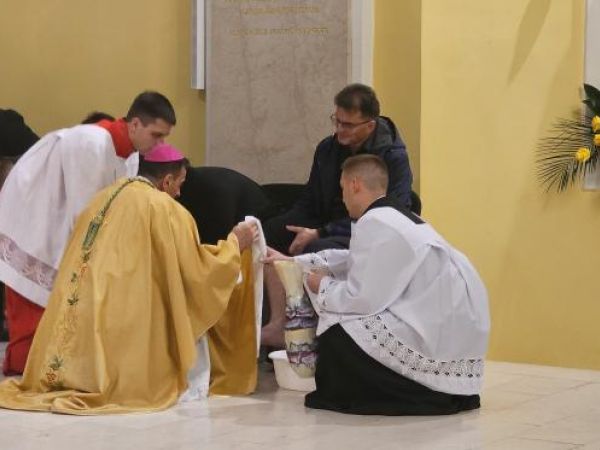 Veliki četvrtak u Gospiću: Snažna poruka biskupa Mede na Misi Večere Gospodnje Veliki četvrtak u Gospiću: Snažna poruka biskupa Mede na Misi Večere Gospodnje