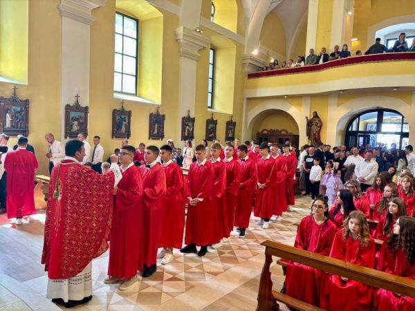 Na svetkovinu Duhova u gospićkoj katedrali 64 krizmanika primilo sakrament svete potvrde