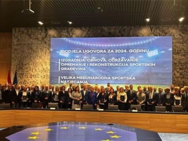 Uručen ugovor Ličko-senjskoj županiji za adaptaciju i opremanje vanjskog sportskog igrališta Osnovne škole S. S. Kranjčević Senj
