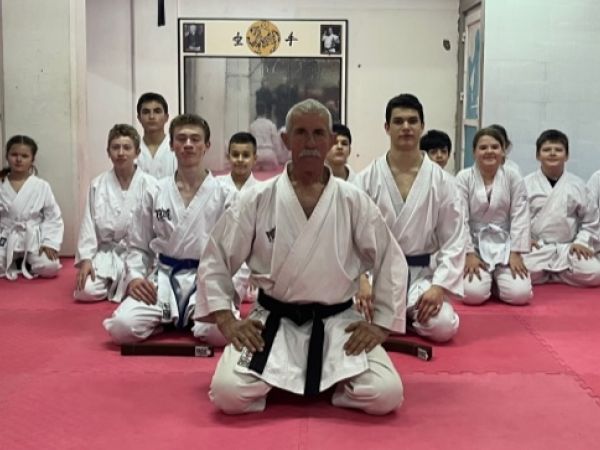 Trener karatea koji djecu uči mnogim životnim mudrostima Trener karatea koji djecu uči mnogim životnim mudrostima
