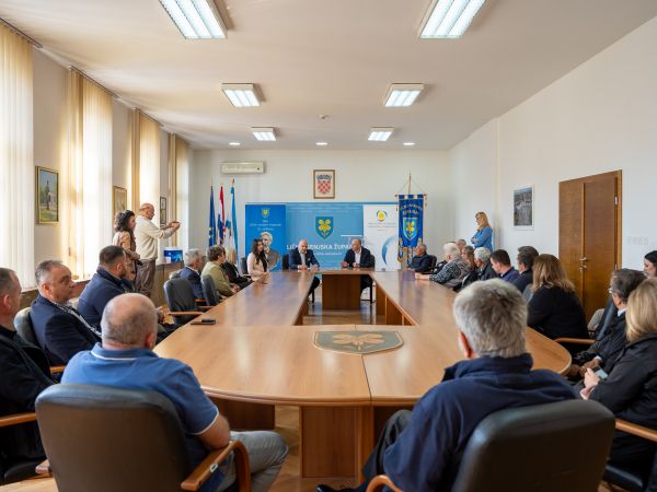 Župan Petry i direktor Fonda Balen uručili ugovore o energetskoj obnovi obiteljskih kuća vrijednih preko 250.000 eura