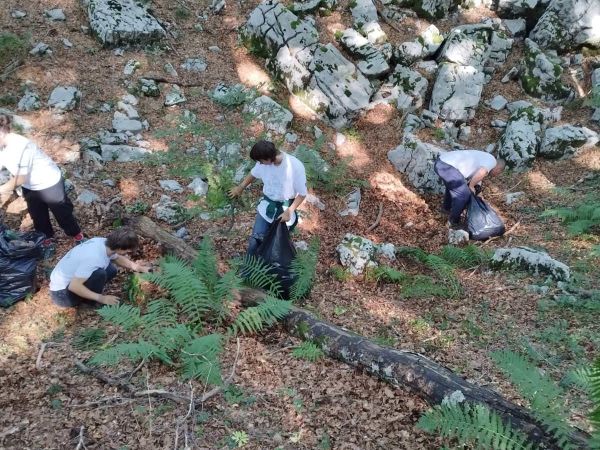 Tijekom akcije čišćenja iz dijela Velebita uklonjeno oko 20 kubnih metara smeća Tijekom akcije čišćenja iz dijela Velebita uklonjeno oko 20 kubnih metara smeća