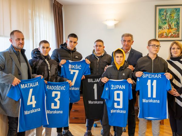Svečani prijem kod gradonačelnika Milinovića za mladu nogometnu ekipu “Marakana” nakon velikog uspjeha na turniru u Otočcu Svečani prijem kod gradonačelnika Milinovića za mladu nogometnu ekipu “Marakana” nakon velikog uspjeha na turniru u Otočcu