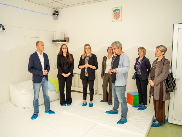 Novi projekt u Strukovnoj školi u Gospiću - predstavljena senzorna soba za potrebe učenika s teškoćama u razvoju Novi projekt u Strukovnoj školi u Gospiću - predstavljena senzorna soba za potrebe učenika s teškoćama u razvoju