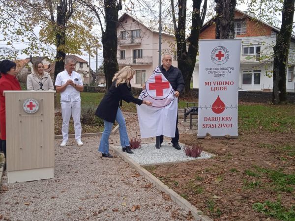 U Gospiću postavljena zahvalna ploča u čast dobrovoljnih darivatelja krvi U Gospiću postavljena zahvalna ploča u čast dobrovoljnih darivatelja krvi