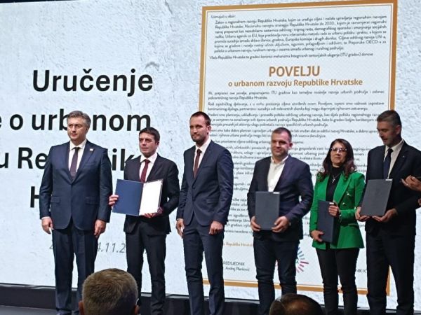 Zamjenik gradonačelnika Grada Gospića Ivica Kovačević primio je povelju o urbanom razvoju Republike Hrvatske Zamjenik gradonačelnika Grada Gospića Ivica Kovačević primio je povelju o urbanom razvoju Republike Hrvatske