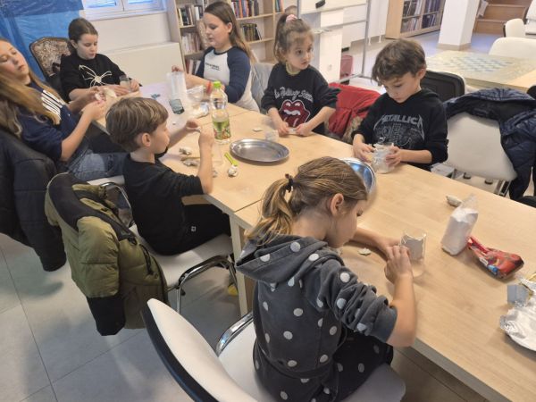 Mali znanstvenici Novalje u akciji: Edukativna radionica pretvorila djecu u male istraživače Mali znanstvenici Novalje u akciji: Edukativna radionica pretvorila djecu u male istraživače