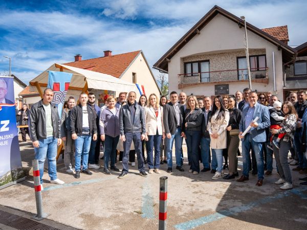 HDZ organizirao tradicionalnu podjelu prženih ribica i kuhanog vina građanima na Veliki petak uz prigodno druženje povodom Uskrsa HDZ organizirao tradicionalnu podjelu prženih ribica i kuhanog vina građanima na Veliki petak uz prigodno druženje povodom Uskrsa