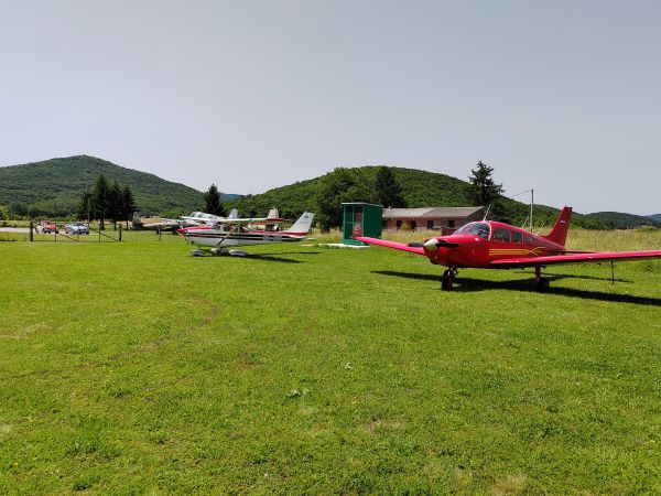 Aerodrom u Otočcu u punoj funkciji: sigli su japanski turisti, uskoro dolaze ronioci iz Dubrovnika