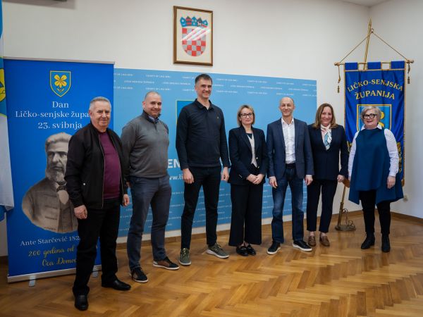 Župan Ernest Petry potpisao ugovore za energetsku obnovu Područne ambulante Doma zdravlja u Udbini