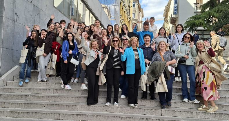 Najbolje iz Like - Strukovna škola Gospić kroz projekt “U kavani“ oživjela povijest ugostiteljstva i turističke baštine grada Gospića