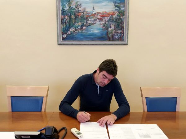 Grad Gospić povećava potpore roditeljima za novorođeno dijete i djecu s poteškoćama u razvoju
