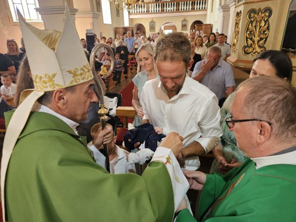 Biskup Marko Medo krstio osmo dijete u obitelji Kolačević Biskup Marko Medo krstio osmo dijete u obitelji Kolačević