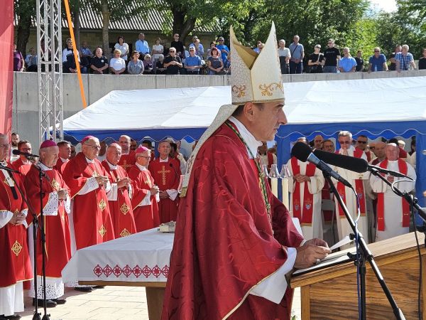 Pozdravni govor gospićko-senjskog biskupa msgr. Marka Mede na misi u Udbini Pozdravni govor gospićko-senjskog biskupa msgr. Marka Mede na misi u Udbini