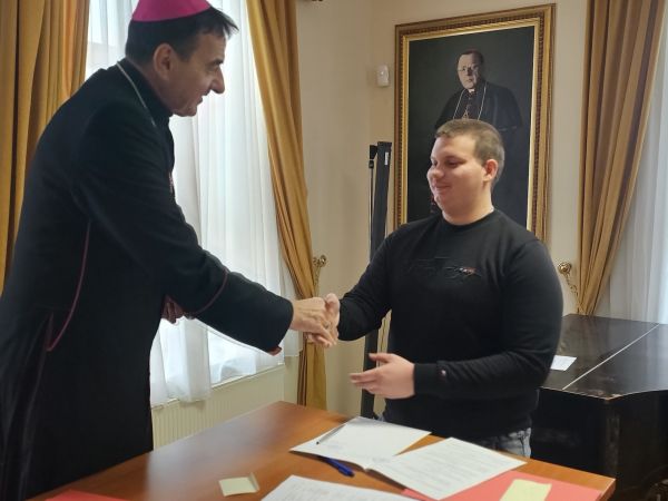 Biskup Marko Medo dodijelio 15 stipendija vjeroučenicima Gospićko-senjske biskupije