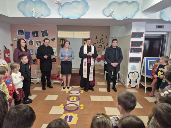 Biskup Marko Medo zazvao Božji blagoslov nad djecom u Dječjem vrtiću Pahuljica Biskup Marko Medo zazvao Božji blagoslov nad djecom u Dječjem vrtiću Pahuljica