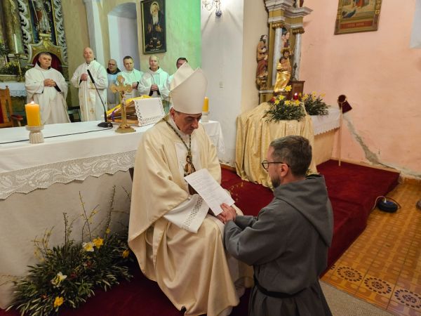 U Donjem Kosinju prvi pustinjak Gospićko-senjske biskupije položio doživotne zavjete U Donjem Kosinju prvi pustinjak Gospićko-senjske biskupije položio doživotne zavjete