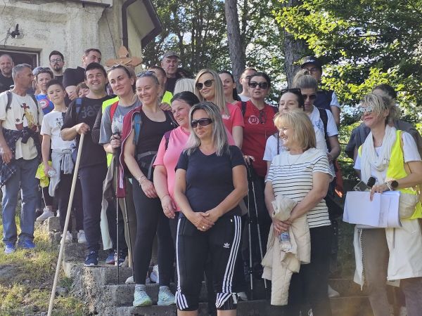 Hodočasnici pješice iz Gospića do Jadovna proslavili blagdan Marije Pomoćnice i 100. obljetnicu kapelice sv. Jakova