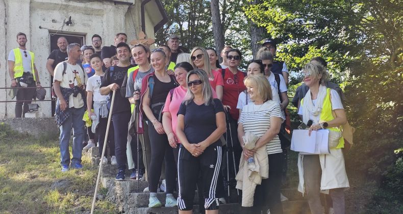 Najbolje iz Like - Hodočasnici pješice iz Gospića do Jadovna proslavili blagdan Marije Pomoćnice i 100. obljetnicu kapelice sv. Jakova