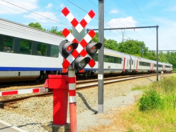 Vozači i pješaci: Oprez na pružnom prijelazu kod Perušića Vozači i pješaci: Oprez na pružnom prijelazu kod Perušića