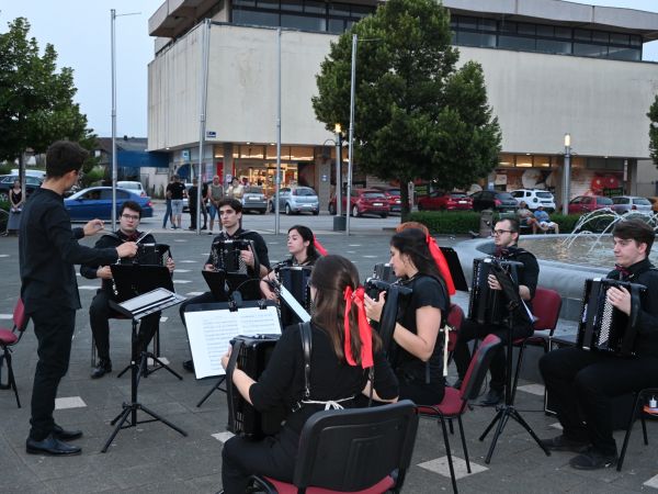 Na glavnom gospićkom trgu sinoć se se slušao tango 