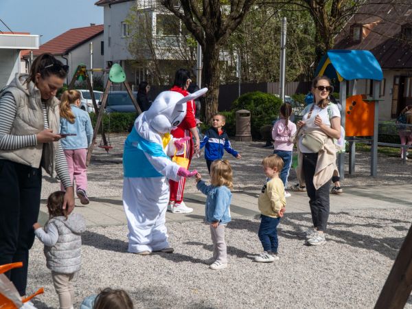 Uskrsno druženje na Trgu Stjepana Radića u Gospiću Uskrsno druženje na Trgu Stjepana Radića u Gospiću