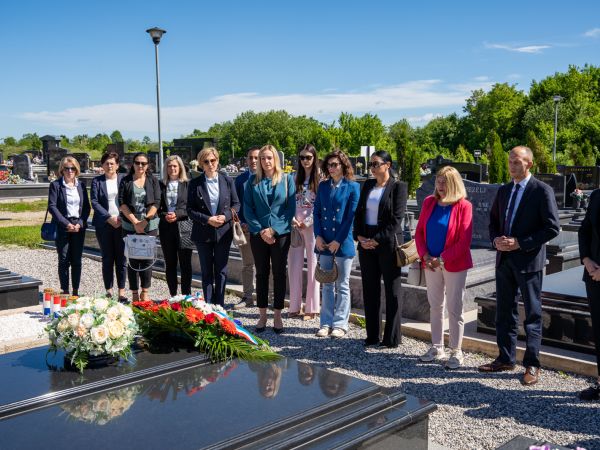 Obilježavanje Dana Ličko-senjske županije započelo odavanjem počasti dr. Anti Starčeviću, pokojnim županima Anti Frkoviću i Milanu Koliću te prvom ličko-krbavskom velikom županu Marku Kasumoviću 