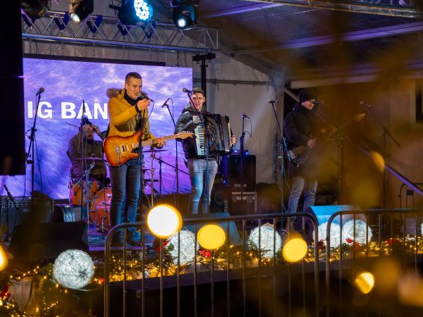 Advent u Gospiću se nastavlja - GS Big Band i Džentlmeni energičnim nastupima zagrijali publiku