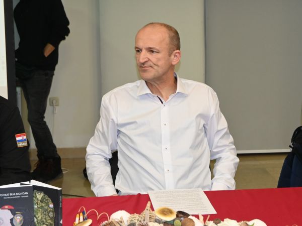 Knjiga iz vremena kada se branila i rađala Hrvatska Knjiga iz vremena kada se branila i rađala Hrvatska