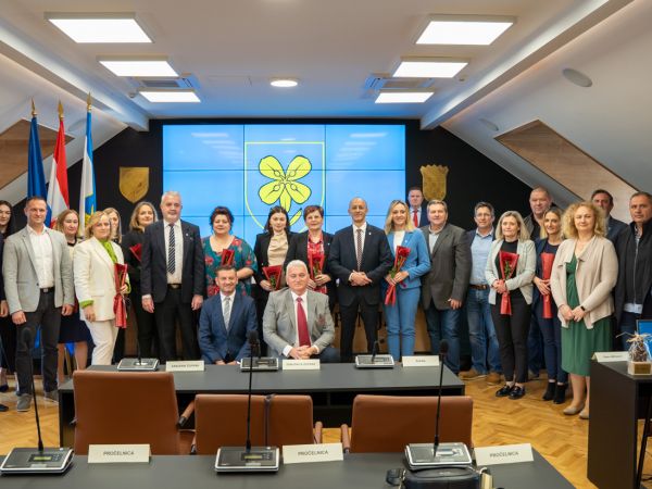 Župan Petry u novouređenoj Vijećnici dodijelio Zahvalnice članovima Županijske skupštine Župan Petry u novouređenoj Vijećnici dodijelio Zahvalnice članovima Županijske skupštine
