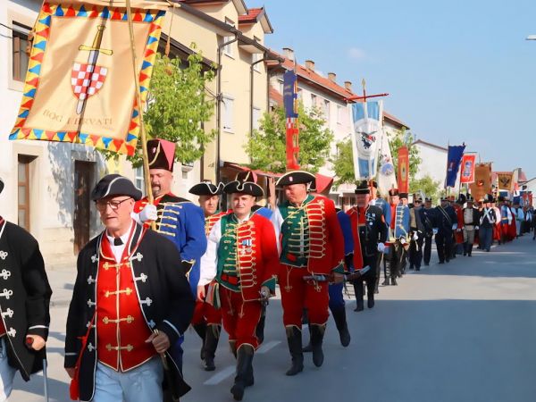 Lička pukovnija Gospić na središnjem obilježavanju 1100. godina Hrvatskoga Kraljevstva u Tomislavgradu - Promovirana monografija o Savezu povijesnih postrojbi hrvatske vojske