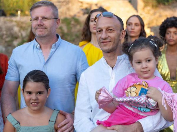 Glazba i moda oživjele Karlobag: Publika uživala u zvukovima Ane Rucner i modnoj reviji Snježane Schillinger Glazba i moda oživjele Karlobag: Publika uživala u zvukovima Ane Rucner i modnoj reviji Snježane Schillinger
