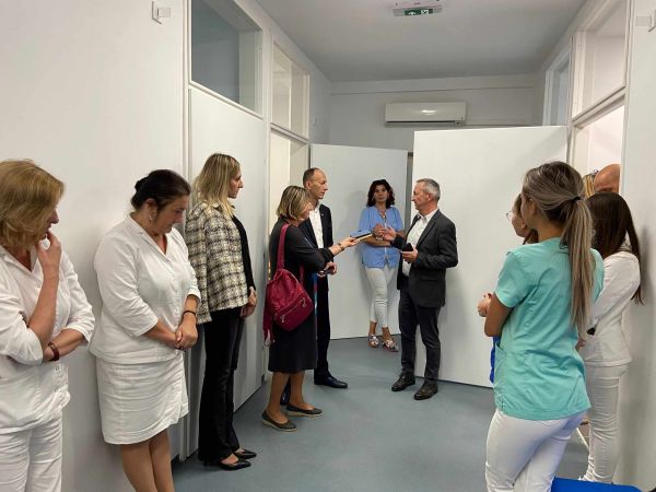 Nakon uređenja stacionara Doma zdravlja u Otočcu - Ličko-senjska županija financirala i opremanje istoga Nakon uređenja stacionara Doma zdravlja u Otočcu - Ličko-senjska županija financirala i opremanje istoga