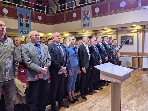 Senj: U prepunoj dvorani predstavljen program i kandidati koalicije HDZ-HBS-HSS za lokalne izbore