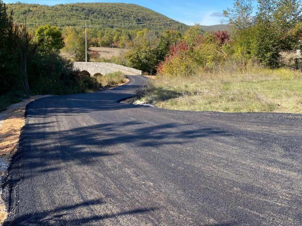 Nastavlja se obnova cesta na području Lovinca - u tijeku radovi na obnovi ceste Muntanja - Sedlo - Smokrić