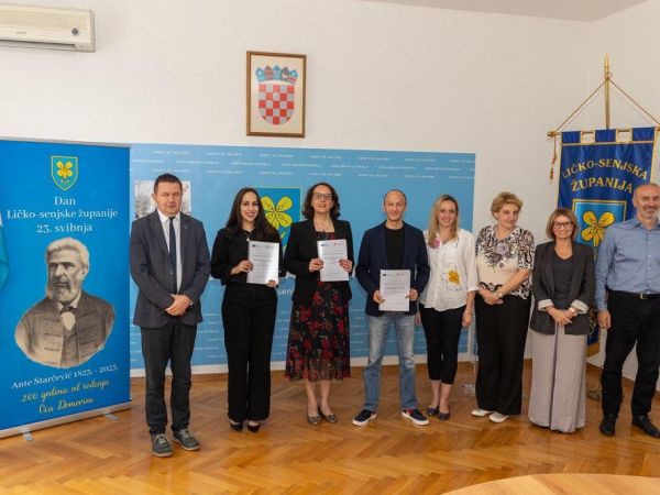 Župan Petry potpisao ugovor vrijedan 2,7 milijuna eura za energetsku obnovu Gimnazije i Strukovne škole u Gospiću Župan Petry potpisao ugovor vrijedan 2,7 milijuna eura za energetsku obnovu Gimnazije i Strukovne škole u Gospiću