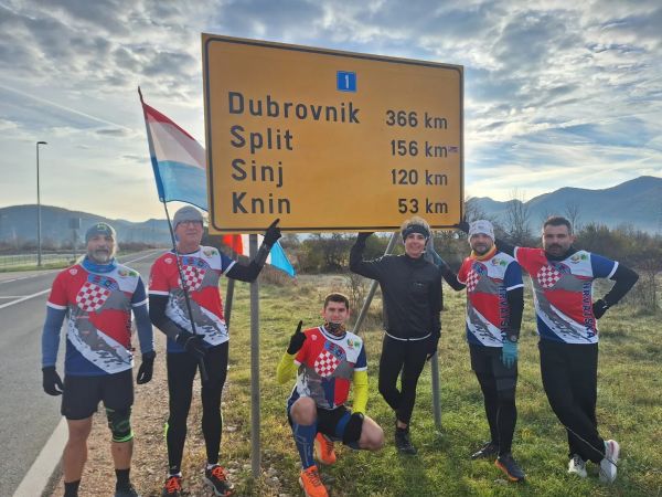 Danas se trči druga dionica 243 km dugog humanitarnog ultramaratona Plitvice - Aržano, maratonci stižu u Knin danas oko 16 sati! Danas se trči druga dionica 243 km dugog humanitarnog ultramaratona Plitvice - Aržano, maratonci stižu u Knin danas oko 16 sati!