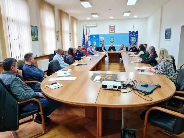 Pred nadolazeću zimsku sezonu održana sjednica Stožera civilne zaštite Ličko-senjske županije Pred nadolazeću zimsku sezonu održana sjednica Stožera civilne zaštite Ličko-senjske županije