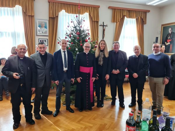 Božićni prijem Gospićko-senjske biskupije okupio mnoštvo uzvanika Božićni prijem Gospićko-senjske biskupije okupio mnoštvo uzvanika