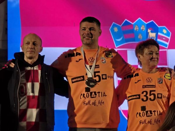 Senj veličanstveno dočekao svog junaka Ivana Pešića Senj veličanstveno dočekao svog junaka Ivana Pešića