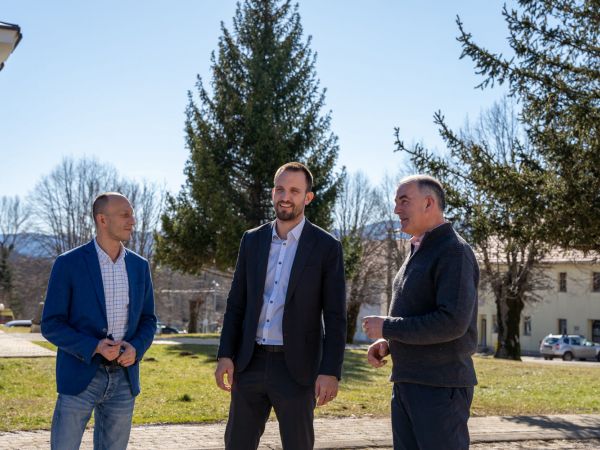 Ministar Erlić posjetio Gospić i Lovinac te u pratnji župana Petryja najavio nove razvojne projekte Ministar Erlić posjetio Gospić i Lovinac te u pratnji župana Petryja najavio nove razvojne projekte
