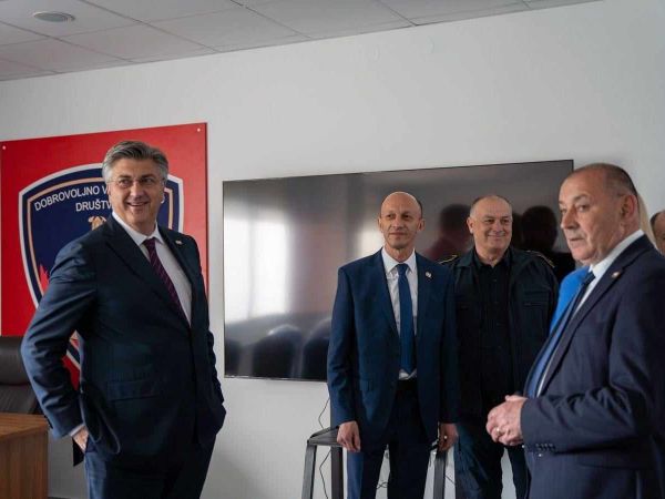 Premijer Plenković obišao novouređeni Vatrogasni dom u Perušiću Premijer Plenković obišao novouređeni Vatrogasni dom u Perušiću