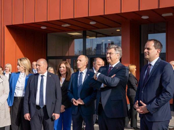 Obilazak novoizgrađene zgrade Središnje pismohrane zemljišnih knjiga RH u Gospiću Obilazak novoizgrađene zgrade Središnje pismohrane zemljišnih knjiga RH u Gospiću